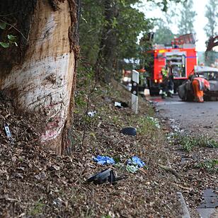 Zwei junge Maenner verbrennen in Unfallwrack