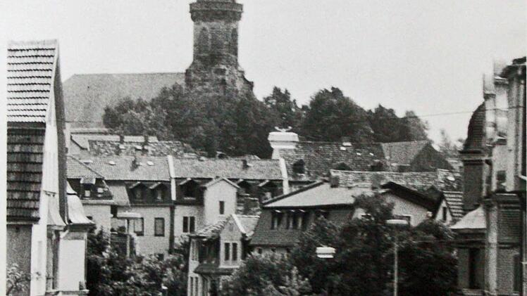 Malerischer Blick auf die Kirche St. Georg, die das Panorama von Neustadt bis heute prägt.