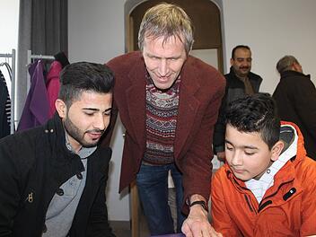 Auch für sie gibt es viele Fragen: Die beiden irakischen Brüder Armang Heji und Uisam Heji im Gespräch mit Elmar Jonas. Foto: Veronika Schadeck