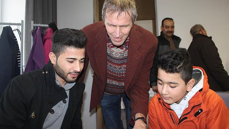 Auch für sie gibt es viele Fragen: Die beiden irakischen Brüder Armang Heji und Uisam Heji im Gespräch mit Elmar Jonas. Foto: Veronika Schadeck