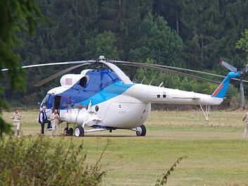 Einen unfreiwilligen Stopp legte dieser Hubschrauber gestern auf dem Kreuzberg ein. Foto: Marco Meißner
