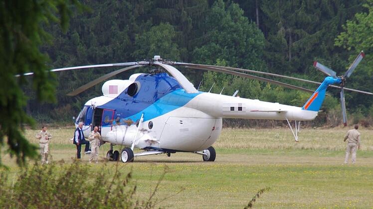 Einen unfreiwilligen Stopp legte dieser Hubschrauber gestern auf dem Kreuzberg ein. Foto: Marco Meißner