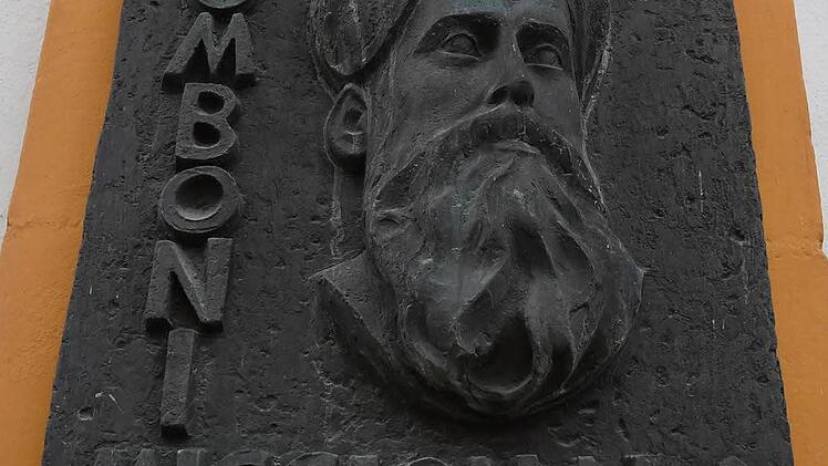 Das Relief erinnert daran, dass das Haus von 1933 bis 2013 von den Comboni-Missionaren genutzt wurde. Foto: Ronald Rinklef