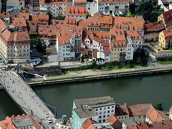 Am linken Bildrand ist die Mündung des Heinrichsdamms an der Kettenbrücke/Hauptwachstraße zu erkennen. Alte Pläne sahen vor, den Heinrichsdamm jenseits der Brücke in Richtung Norden zu verlängern. Dafür hätte man etliche alte Häuser, die die Rückseite der Kleberstraßen-Bebauung bilden und heute saniert sind, abbrechen müssen. Foto: Ronald Rinklef