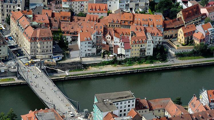 Am linken Bildrand ist die Mündung des Heinrichsdamms an der Kettenbrücke/Hauptwachstraße zu erkennen. Alte Pläne sahen vor, den Heinrichsdamm jenseits der Brücke in Richtung Norden zu verlängern. Dafür hätte man etliche alte Häuser, die die Rückseite der Kleberstraßen-Bebauung bilden und heute saniert sind, abbrechen müssen. Foto: Ronald Rinklef