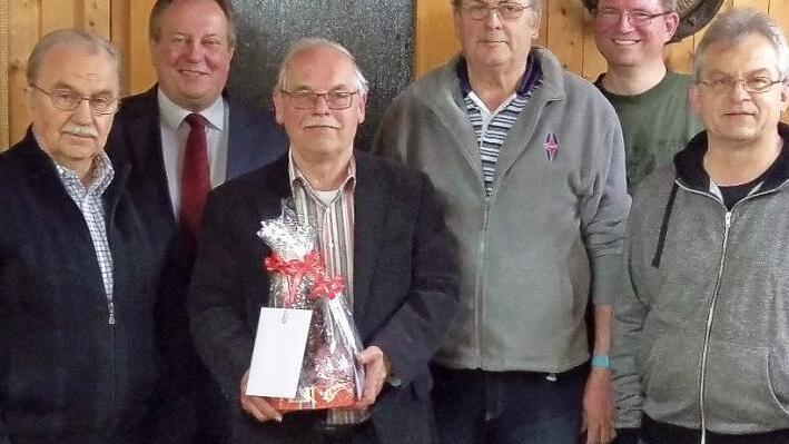 Werner Ramming, der 58 Jahre die Kassengeschäfte des Rassegeflügel- und Kaninchenzuchtvereins Untersteinach geführt hat, trat bei den Neuwahlen nicht wieder an. Vorsitzender Reinhard Möhrlein bedankte sich für die großartige Arbeit. Unser Bild zeigt Werner Ramming (mit Präsent) sowie (von links) Ehrenvorsitzenden Waldemar Duda, Bürgermeister Volker Schmiechen, Vorsitzenden Reinhard Möhrlein, Vorsitzenden Martin Brand und Schriftführer Werner Geier.  Foto: Klaus-Peter Wulf