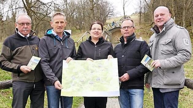Vorstellung der Entdeckerkarte durch die Allianzmanagerin Michaela Schleiffer und die B&uuml;rgermeister der Mitgliedsgemeinden. Das Bild zeigt von links: Rudi Zehe (B&uuml;rgermeister Sch&ouml;nau), Claus Kleinhenz (dritter B&uuml;rgermeister Gemeinde Sandberg), Allianzmanagerin Michaela Schleiffer, Wolfgang Illek (stellvertretender B&uuml;rgermeister Markt Wildflecken) und Georg Seiffert (B&uuml;rgermeister Stadt Bischofsheim).  Foto: Marion Eckert