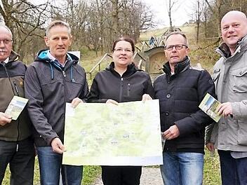 Vorstellung der Entdeckerkarte durch die Allianzmanagerin Michaela Schleiffer und die Bürgermeister der Mitgliedsgemeinden. Das Bild zeigt von links: Rudi Zehe (Bürgermeister Schönau), Claus Kleinhenz (dritter Bürgermeister Gemeinde Sandberg), Allianzmanagerin Michaela Schleiffer, Wolfgang Illek (stellvertretender Bürgermeister Markt Wildflecken) und Georg Seiffert (Bürgermeister Stadt Bischofsheim).  Foto: Marion Eckert