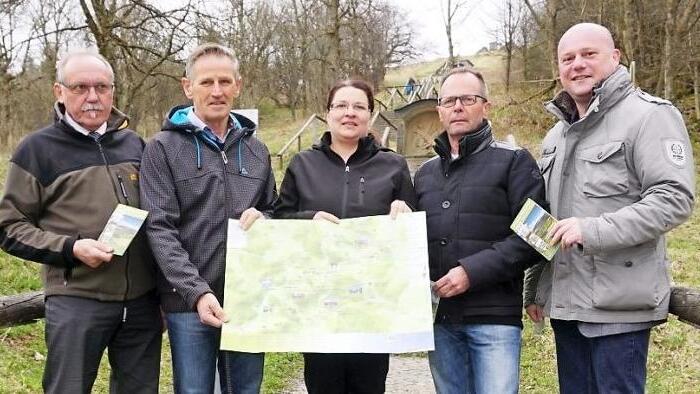 Vorstellung der Entdeckerkarte durch die Allianzmanagerin Michaela Schleiffer und die Bürgermeister der Mitgliedsgemeinden. Das Bild zeigt von links: Rudi Zehe (Bürgermeister Schönau), Claus Kleinhenz (dritter Bürgermeister Gemeinde Sandberg), Allianzmanagerin Michaela Schleiffer, Wolfgang Illek (stellvertretender Bürgermeister Markt Wildflecken) und Georg Seiffert (Bürgermeister Stadt Bischofsheim).  Foto: Marion Eckert