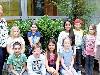 Die Zweitklässler der Grundschule Zeil/Sand mit Rektorin Conny Genslein (links) und Sprachlehrerin Milena Endres (rechts).  Foto: ab