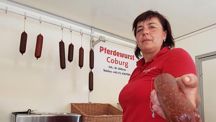 Manuela Völkner ist mit ihrer Pferdewurst auf jedem Forchheimer Jahrmarkt vertreten. Foto: Ronald Heck