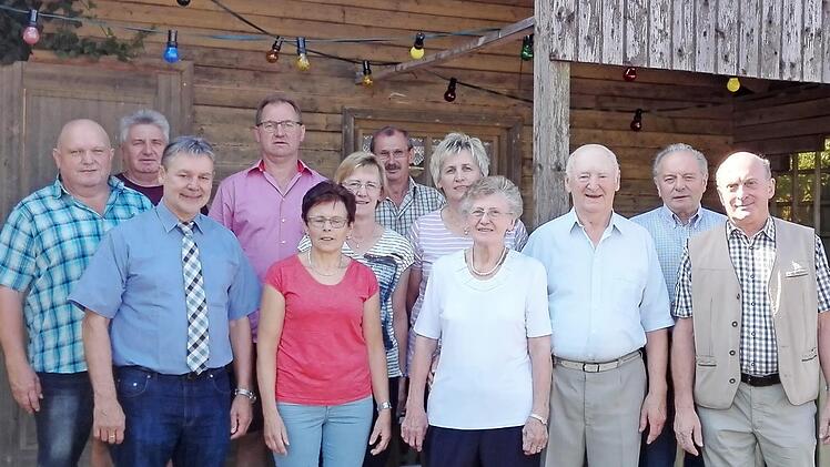 Edmund Zwosta (Dritter von rechts) zusammen mit seiner Ehefrau Rosa, Kindern und Enkeln sowie Bürgermeister Gerhard Wunder( Dritter von links) sowie Baptist Vetter und Heinrich Bätz ( beide ganz rechts) von den Feldgeschworenen. Foto: Ewald Rehm