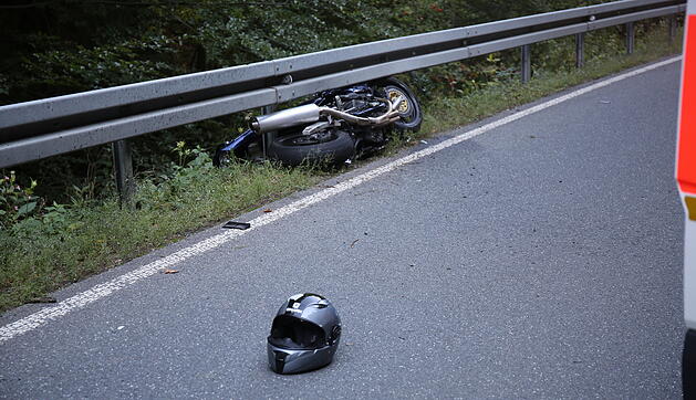 Motorradfahrer verstirbt nach Kollision mit Leitplanke im Kreis Kulmbach