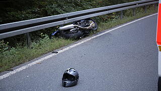 Motorradfahrer verstirbt nach Kollision mit Leitplanke im Kreis Kulmbach