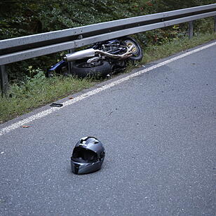 Motorradfahrer verstirbt nach Kollision mit Leitplanke im Kreis Kulmbach