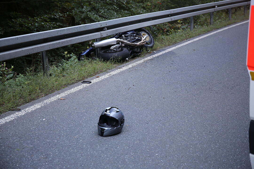 Motorradfahrer verstirbt nach Kollision mit Leitplanke im Kreis Kulmbach