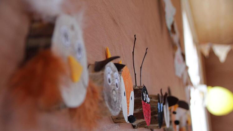 Basteleien an der Wand im Bauwagen des Waldkindergartens "Fuchsbau" in Adelsdorf. Foto: Christian Bauriedel