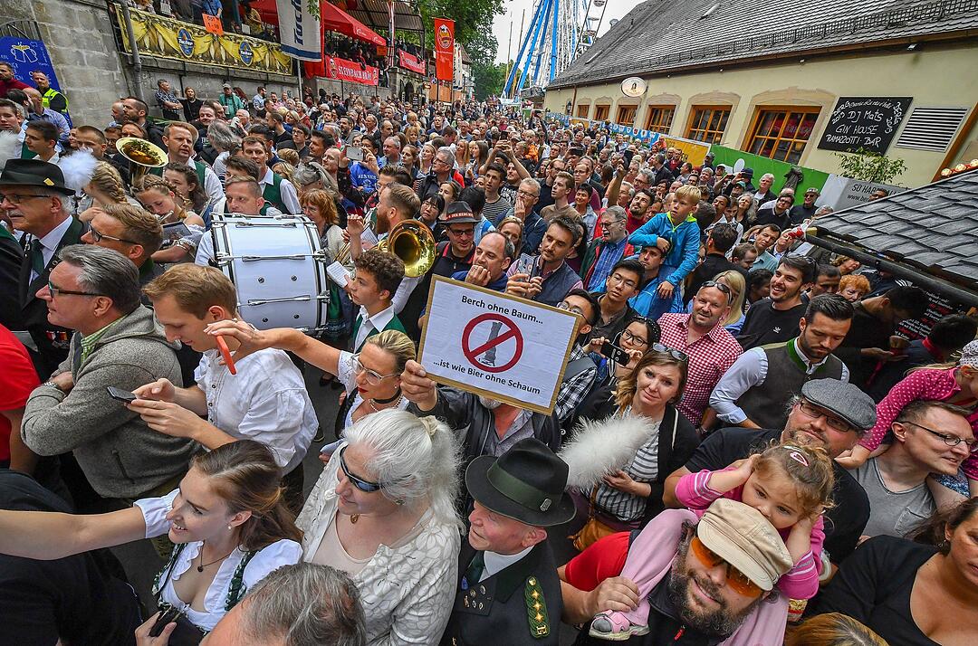 So sah der Bieranstich auf der Erlangener Bergkerwa aus