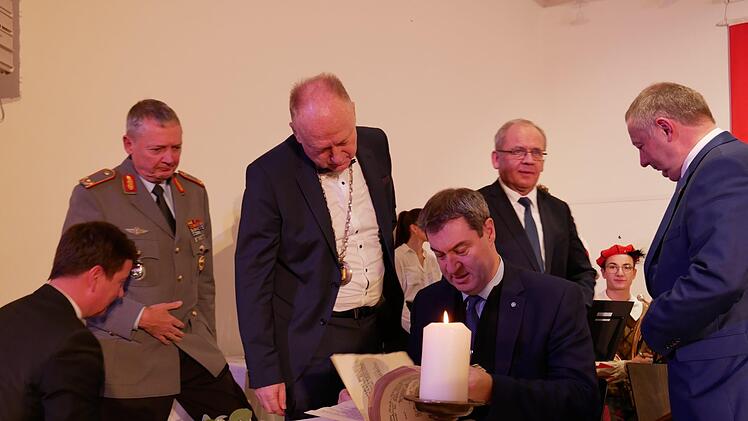 Markus Söder trägt sich ins Goldene Buch der Stadt ein.Heike Beudert
