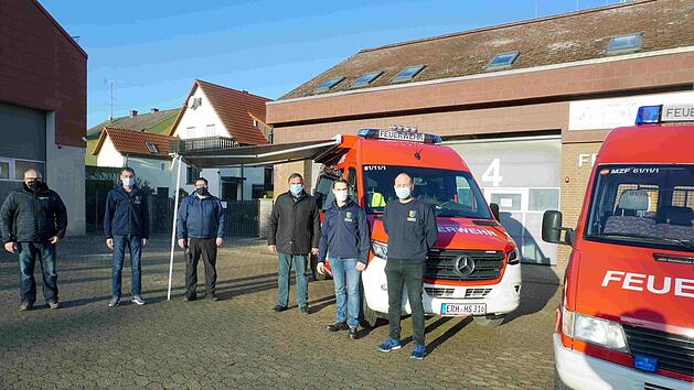 Stefan Maier, Wolfgang Kautny, Michael Steidle, Karl-Heinz Hertlein, Christian Gast und Andreas Haagen (v. l.) nahmen das neue Fahrzeug offiziell in Betrieb.      Foto: Richard S&auml;nger