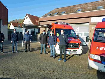 Stefan Maier, Wolfgang Kautny, Michael Steidle, Karl-Heinz Hertlein, Christian Gast und Andreas Haagen (v. l.) nahmen das neue Fahrzeug offiziell in Betrieb.      Foto: Richard Sänger