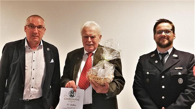 Vorstand Dominik Kutscher (rechts) und Bürgermeister Andreas Sandwall (links) gratulierten Alfons Mahlmeister zur 65-jährigen Vereinsmitgliedschaft. Foto: Sigismund von Dobschütz