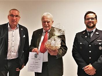 Vorstand Dominik Kutscher (rechts) und Bürgermeister Andreas Sandwall (links) gratulierten Alfons Mahlmeister zur 65-jährigen Vereinsmitgliedschaft. Foto: Sigismund von Dobschütz