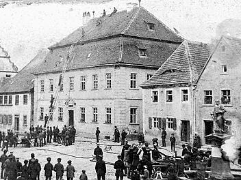 Nur mit Hilfe einer Holzleiter kletterten die Schlüsselfelder Feuerwehrleute in früheren Jahren bei einer Übung auf das Dach der alten Schule am Marktplatz.