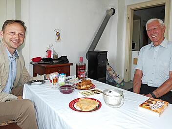 Bürgermeister Robert Bosch (CSU) gratulierte persönlich dem Jubilar Waldemar Dering zum 85 Geburtstag.