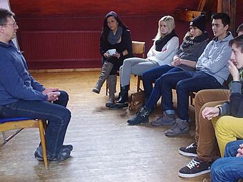 Hubert Zapf (links) nahm sich Zeit für die Anliegen der Schülerparlamentarier. Das Bild zeigt ihn unter anderem mit (von links) Organisatorin Ulla Vogel-Ertl sowie Julia Wich, Katrin Luja und Amir Iljazi. Foto: Heike Schülein