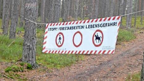 Solche Hinweisschilder tragen zur Sicherheit bei Forstarbeiten bei.