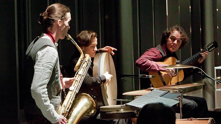 "Ensemble Nu:n": Gert Anklam (Saxofon), Nora Thiele (Perkussion) und Falk Zenker (Gitarre) eröffneten die Reihe "Jazz im Museum". Foto: Jochen Berger
