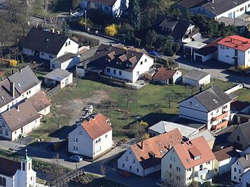 Für die Gestaltung dieses Filetstücks (mit unbebautem Grund) im Zentrum Gundelsheims soll im kommenden Jahr ein Architektenwettbewerb stattfinden. Luftbild: Adolf Nüßlein