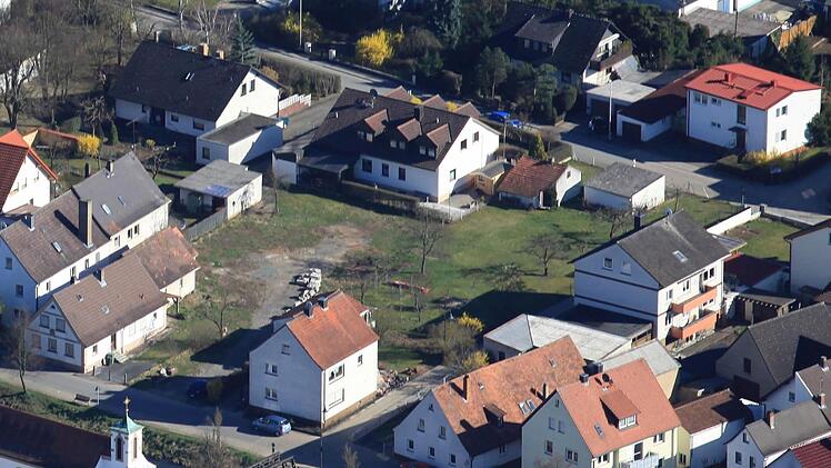 Für die Gestaltung dieses Filetstücks (mit unbebautem Grund) im Zentrum Gundelsheims soll im kommenden Jahr ein Architektenwettbewerb stattfinden. Luftbild: Adolf Nüßlein