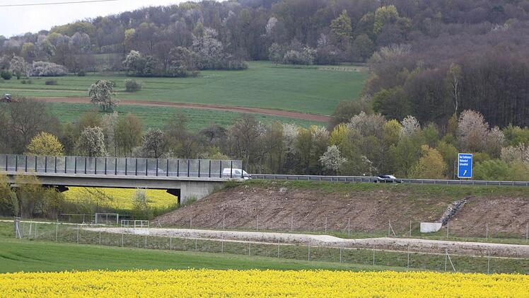 An dieser Stelle wird der Lärmschutzwall an die bestehende Lärmschutzwand angeschlossen. Foto: Matthias Einwag