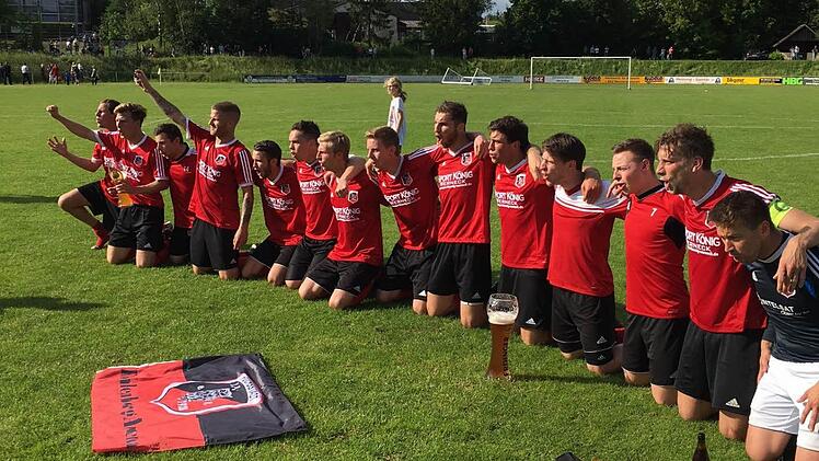 Die Fuchsstädter Mannschaft feierte nach der erfolgreichen Relegation den Aufstieg in die Landesliga. Das "I"-Tüpfelchen stellte das 3:0 im letzten Relegationsrückspiel in Feuchtwangen dar. Foto: FC Fuchsstadt