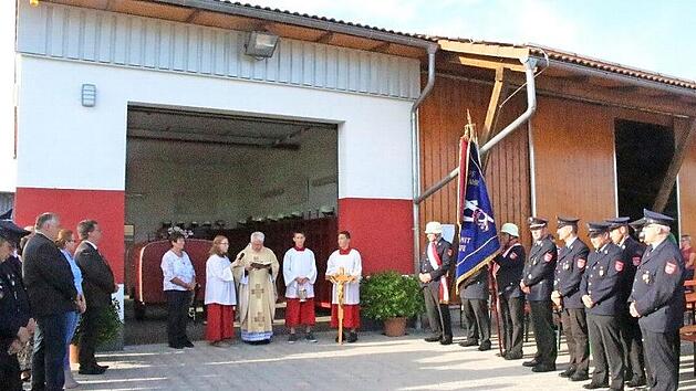 Stadtpfarrer Gerhard Möckel segnete das neue Feuerwehr- und Gemeinschaftshaus. Fotos: Roland Dietz