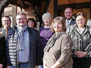 Vorstand des VdK-Ortsvereins Lautergrund (von links): Astrid Kirchner, VdK-Kreisgeschäftsführer Thomas Steinlein, Andreas Kirchner, Kerstin Dressel, Ingrid Denninger, Ilona Froese, Bürgermeister Sebastian Straubel, Eveline Rau und Uli Kaiser  Foto: Manja von Nida