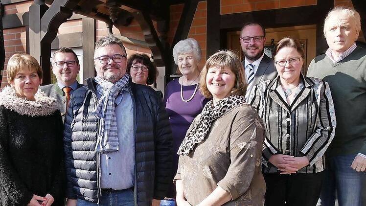 Vorstand des VdK-Ortsvereins Lautergrund (von links): Astrid Kirchner, VdK-Kreisgeschäftsführer Thomas Steinlein, Andreas Kirchner, Kerstin Dressel, Ingrid Denninger, Ilona Froese, Bürgermeister Sebastian Straubel, Eveline Rau und Uli Kaiser  Foto: Manja von Nida