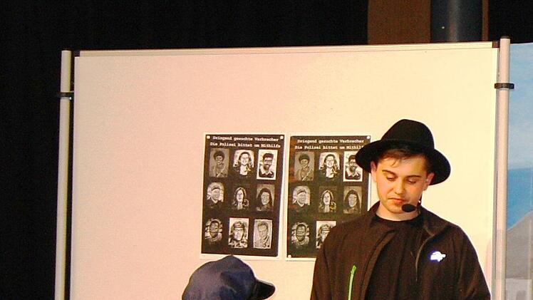 Polizeichefin (Ronja Gerstner) und Spurensicherer (Tim Barnickel) kommen dem wahren Täter auf die Spur.Heike Schülein