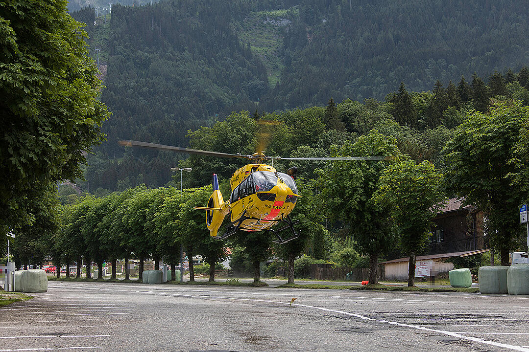 Rennwagen verliert Kontrolle und rast in Zuschauer – mindestens sieben Verletzte in Oberbayern