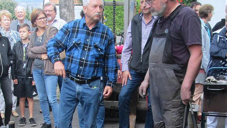 Das Werk ist gelungen. Im Beisein zahlreicher Zuschauer schlug Glockengießer Peter Glasbrenner (r.) die Form auf.  Foto: Winfried Ehling
