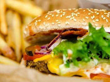 Fast-Food-Reste, ein herrenloses Auto und viele Tr&uuml;mmer: Die Polizei fandt auf der A7 in der Nacht von Samstag auf Sonntag (21. Juli 2019) alles , nur nicht den Fahrer. Zwei Stunden sp&auml;ter ist die unglaubliche Geschichte aufgekl&auml;rt.  Symbolfoto: lituliitu/pixabay.com