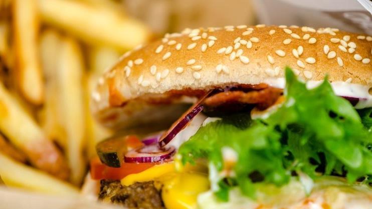 Fast-Food-Reste, ein herrenloses Auto und viele Tr&uuml;mmer: Die Polizei fandt auf der A7 in der Nacht von Samstag auf Sonntag (21. Juli 2019) alles , nur nicht den Fahrer. Zwei Stunden sp&auml;ter ist die unglaubliche Geschichte aufgekl&auml;rt.  Symbolfoto: lituliitu/pixabay.com