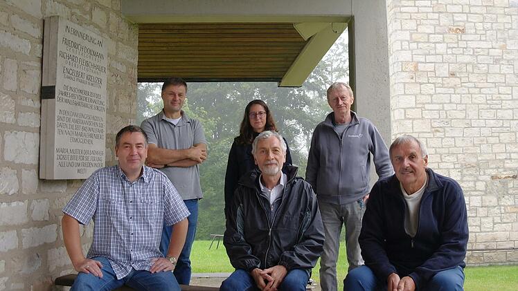Das gesamte Autorenteam hat vier Jahre lang gerungen, aber immer offen gesprochen und das Buch "500 Jahre Wallfahrt zum Maria Ehrenberg" zusammen geschaffen (hinten, von links): Johannes Nutz, Michaela Queck, Karl Hahn, (vorne, von links) Matthias Elm, Guido Sauer und Walter Kömpel.