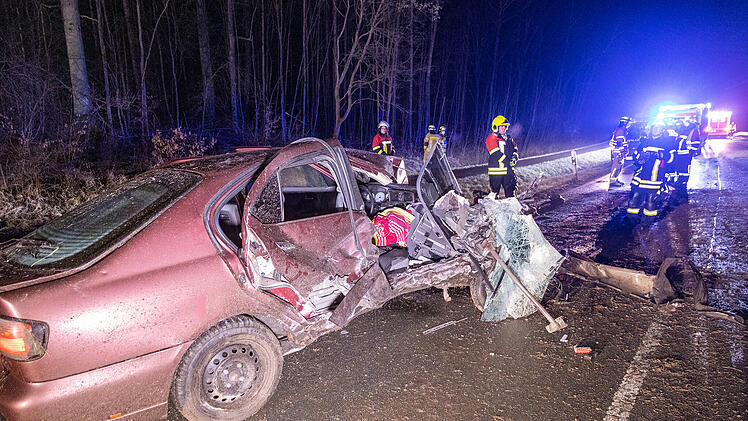 Auto schleudert &uuml;ber Fahrbahn und kracht in Leitplanke: Drei junge Erwachsene schwer verletzt