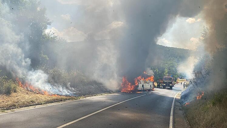 Wenige Minuten, nachdem der Bus angehalten hatte, stand er laut Feuerwehr schon in Flammen.