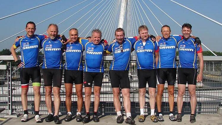 Vor der Europabrücke: (v. l.) Steffen Hartung, Hubert Schott, Martin Wetterich, Alois Karch, Joachim Bauer, Rudi Werner, Michael Weger und Klaus Neumann.