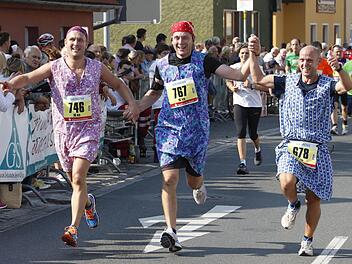 Marathon-Läufer im Hausfrauen-Look der 50er-Jahre. So zeigen Toni, Simon und Rainer, dass der Laufsport Spaß macht.  Foto: Matthias Hoch