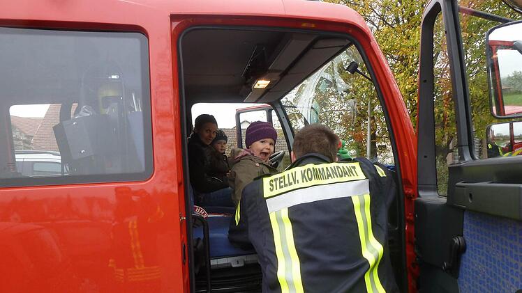 Die Kinder durften sich auch einmal ins Feuerwehrauto setzen. Foto: Feuerwehr Thulba
